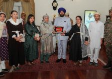 Governor presenting mementoes to teachers of Nubra Valley, Ladakh, who came on “National Unity Yatra”.;?>