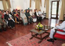 Governor interacting with students of Nubra Valley, Ladakh region, who are on their “National Unity Yatra”.;?>