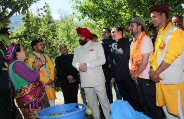 उत्तरकाशी जिले के सीमांत क्षेत्र के वाइब्रेंट गांवों के भ्रमण के दौरान बागवानों से मुलाकात करते हुए राज्यपाल।