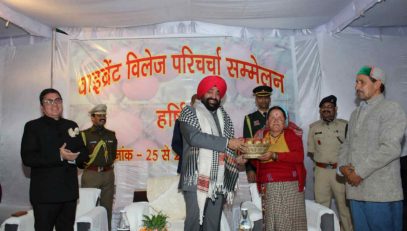 Governor meeting a local woman associated with self-help group after participating in the 'Vibrant Village Discussion Conference' organized in Harshil.