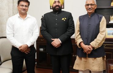 राज्यपाल से शिष्टाचार भेंट करते हुए आईआईटी रुड़की के डीन शैक्षणिक प्रो. नवीन के. नवानी और बोर्ड ऑफ गवर्नर्स के सदस्य प्रो. एच. सी पोखरियाल।