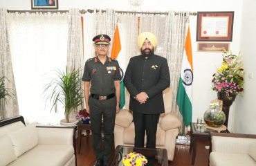 राज्यपाल से शिष्टाचार भेंट करते हुए अपर महानिदेशक एनसीसी, मुख्यालय देहरादून मेजर जनरल अतुल रावत।