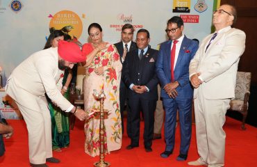 मसूरी में आयोजित एक कार्यक्रम का शुभारंभ करते हुए राज्यपाल।
