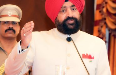कार्यक्रम को संबोधित करते हुए राज्यपाल।