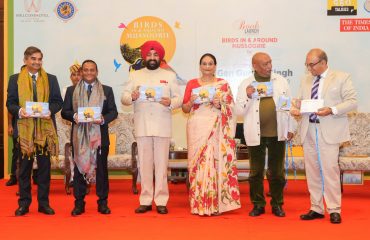 कार्यक्रम में ‘‘बर्डस इन एंड अराउंड मसूरी’’ पुस्तक का विमोचन करते हुए राज्यपाल।