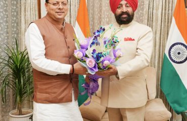राज्यपाल से शिष्टाचार भेंट करते हुए मुख्यमंत्री श्री पुष्कर सिंह धामी।