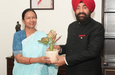 राज्यपाल से शिष्टाचार भेंट करती हुईं मुख्य सचिव श्रीमती राधा रतूड़ी।