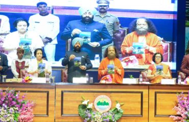 कार्यक्रम के अवसर स्मारिका का विमोचन करते हुए राज्यपाल।