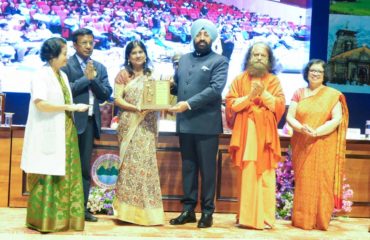 कार्यक्रम में डॉक्टरों को सम्मानित करते हुए राज्यपाल।