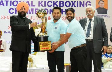 परेड ग्राउंड, देहरादून में आयोजित किक बॉक्सिंग प्रतियोगिता के विजेताओं को ट्रॉफी प्रदान करते हुए राज्यपाल।