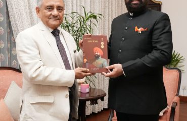 सीडीएस जनरल अनिल चौहान को अपनी पुस्तक ‘‘आत्मा के स्वर’’ भेंट करते हुए राज्यपाल।