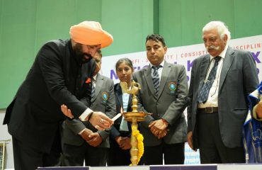 परेड ग्राउंड, देहरादून में आयोजित किक बॉक्सिंग प्रतियोगिता के समापन समारोह का शुभारंभ करते हुए राज्यपाल।