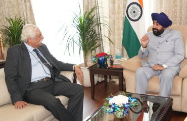 राज्यपाल से शिष्टाचार भेंट करते हुए मेजर जनरल जी डी बख्शी(से नि)।