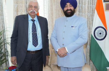 राज्यपाल से शिष्टाचार भेंट करते हुए मेजर जनरल जी डी बख्शी(से नि)।
