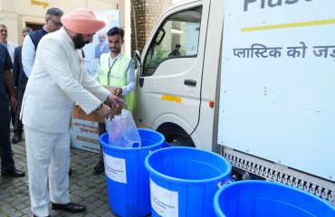 कार्यक्रम के उपरांत राजभवन परिसर में ‘प्लास्टिक बैंक’ का शुभारंभ करते हुए राज्यपाल।