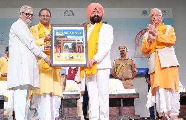 Vice Chancellor Dr. Chinmay Pandya presenting a photo frame of Dev Sanskriti University to the Governor.