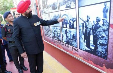 पश्चिम कमान के संग्रहालय का अवलोकन करते हुए राज्यपाल।