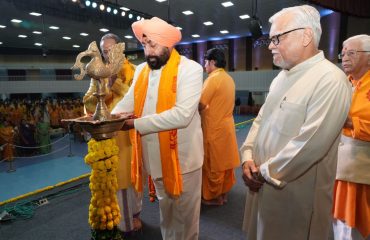 Governor inaugurating the closing ceremony of the two-day Gyan Kumbh being held at Dev Sanskriti University, Haridwar.