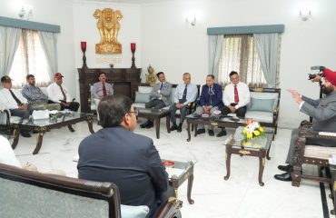 राजभवन में पूर्व सैनिकों से मुलाकात कर उनके कल्याण से जुड़े मुद्दों पर चर्चा करते हुए राज्यपाल।