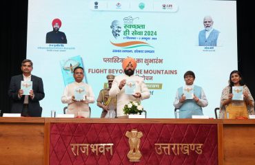 कार्यक्रम में वरिष्ठ आईएफएस अधिकारी डॉ. अनुपमा की पुस्तक फ्लाइट बीयोंड द माउंटेंस(FLIGHT BEYOND THE MOUNTAINS) का विमोचन करते हुए राज्यपाल।