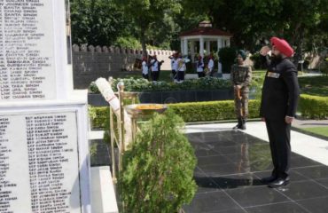 पश्चिम कमान मुख्यालय में स्थित वीर स्मृति स्थल पर वीर शहीदों को पुष्पचक्र अर्पित कर अपनी श्रद्धांजलि देते हुए राल्यपाल।