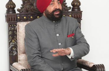 राजभवन में पूर्व सैनिकों से मुलाकात कर उनके कल्याण से जुड़े मुद्दों पर चर्चा करते हुए राज्यपाल।