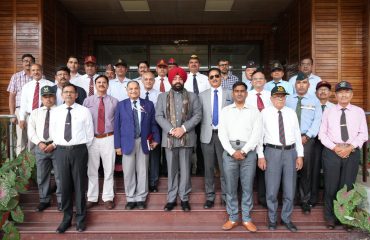 पूर्व सैनिकों के साथ राज्यपाल।