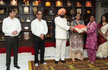 Governor felicitating staff for doing commendable work in the field of cleanliness.