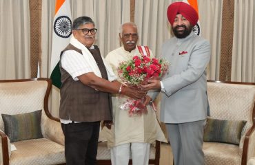 हरियाणा के राज्यपाल श्री बंडारू दत्तात्रेय और पंजाब के राज्यपाल श्री गुलाब चंद कटारिया से भेंट करते हुए राज्यपाल लेफ्टिनेंट जनरल गुरमीत सिंह (से नि)।