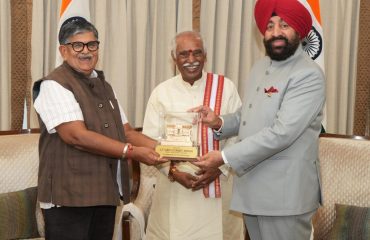 Governor Lt. Gen Gurmit Singh (Retd) presenting a replica of Badrinath Dham to Punjab Governor Shri Gulab Chand Kataria.