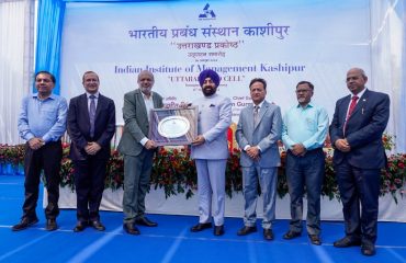 Director-in-charge IIM Prof. Somnath Chakraborty presenting the photo frame of the institute to the Governor.