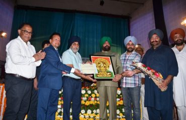 Governor felicitating the members of self-help groups on the closing ceremony of 116th All India Kisan Mela and Agro Industry Exhibition.