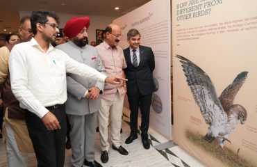 कार्यक्रम में वर्ल्ड वाइड फंड फॉर नेचर (WWF) द्वारा लगाई गई प्रदर्शनी ‘‘विंग्स ऑफ वंडरः रेपटर एक्जिबिशन’’ का अवलोकन करते हुए राज्यपाल।