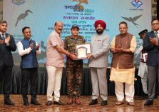 ⁠Governor felicitating the Forest Service Officer who excelled in the field of human and wildlife conflict.;?>