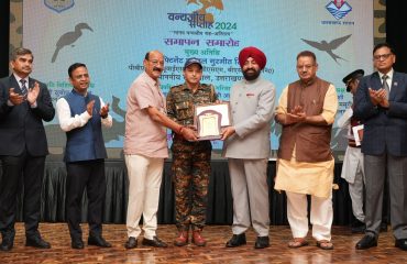 ⁠Governor felicitating the Forest Service Officer who excelled in the field of human and wildlife conflict.