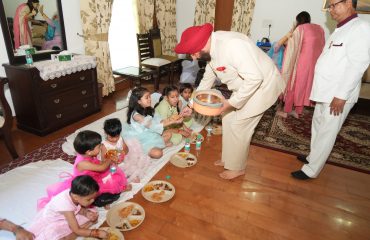 शारदीय नवरात्रि के महानवमी पर कन्या पूजन के उपरांत कन्याओं को खाना देते हुए राज्यपाल।