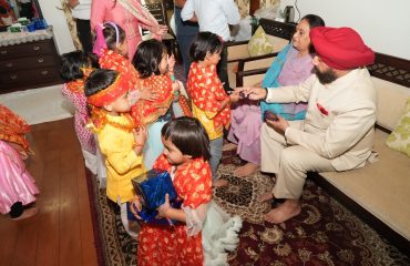 शारदीय नवरात्रि के महानवमी पर कन्या पूजन के उपरांत कन्याओं को खाना देते हुए राज्यपाल।