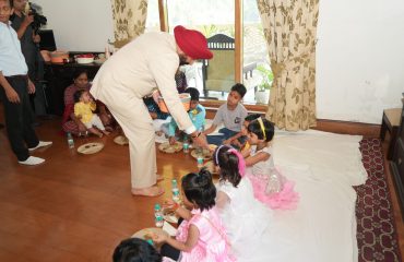 शारदीय नवरात्रि के महानवमी पर कन्या पूजन के उपरांत कन्याओं को खाना देते हुए राज्यपाल।