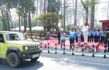 ‘वायुवीर विजेता’ कार रैली को हरी झंडी दिखाकर रवाना करते हुए राज्यपाल।