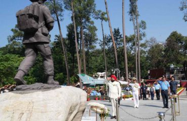 ‘शौर्य स्थल’ युद्ध स्मारक पर वीर शहीदों को पुष्पांजलि अर्पित कर श्रद्धांजलि देते हुए राज्यपाल।