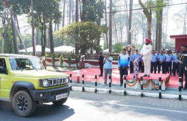 Governor flagging off 'Vayuveer Vijeta' car rally.