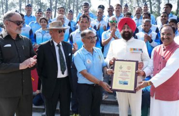 राज्यपाल को ‘वायुवीर विजेता’ कार रैली की फोटो फ्रेम भेंट करते हुए पूर्व मुख्यमंत्री डॉ. रमेश पोखरियाल निशंक एवं नौसेना और वायु सेना के वरिष्ठ अधिकारीगण।