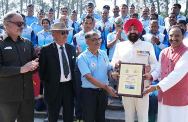 Former Chief Minister Dr. Ramesh Pokhriyal Nishank and senior officers of Navy and Air Force presenting photo frame of 'Vayuveer Vijeta' car rally to the Governor.