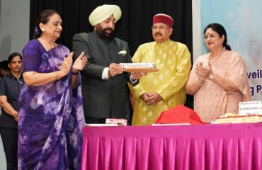 राजभवन में आयोजित कार्यक्रम में ‘‘सिकदर बेकरी उत्पादों’’ की श्रृंखला का अनावरण करते हुए राज्यपाल।