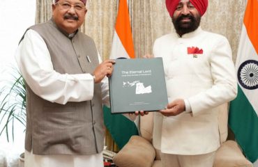 Cabinet Minister Satpal Maharaj paying a courtesy visit on the Governor.