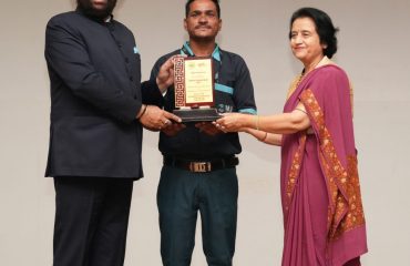 Governor felicitating nursing officers working at AIIMS Trauma Center, cleaning staff and mortuary associates of AIIMS Rishikesh for their excellent work.