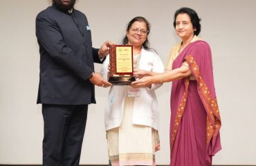 Governor felicitating nursing officers working at AIIMS Trauma Center, cleaning staff and mortuary associates of AIIMS Rishikesh for their excellent work.