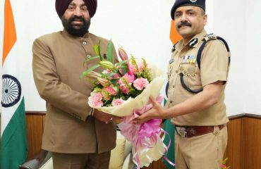 राज्यपाल से शिष्टाचार भेंट करते हुए पुलिस महानिदेशक अभिनव कुमार।