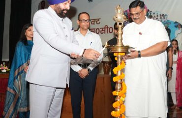 राजभवन में पावन चिंतन धारा आश्रम द्वारा संचालित ’’प्रोजेक्ट यूपीएससी’’ का शुभारंभ करते हुए राज्यपाल।