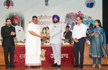राज्यपाल को स्मृति चिन्ह भेंट करते हुए पावन चिंतन धारा आश्रम के अध्यक्ष प्रो. पवन सिन्हा ‘‘गुरूजी’’।